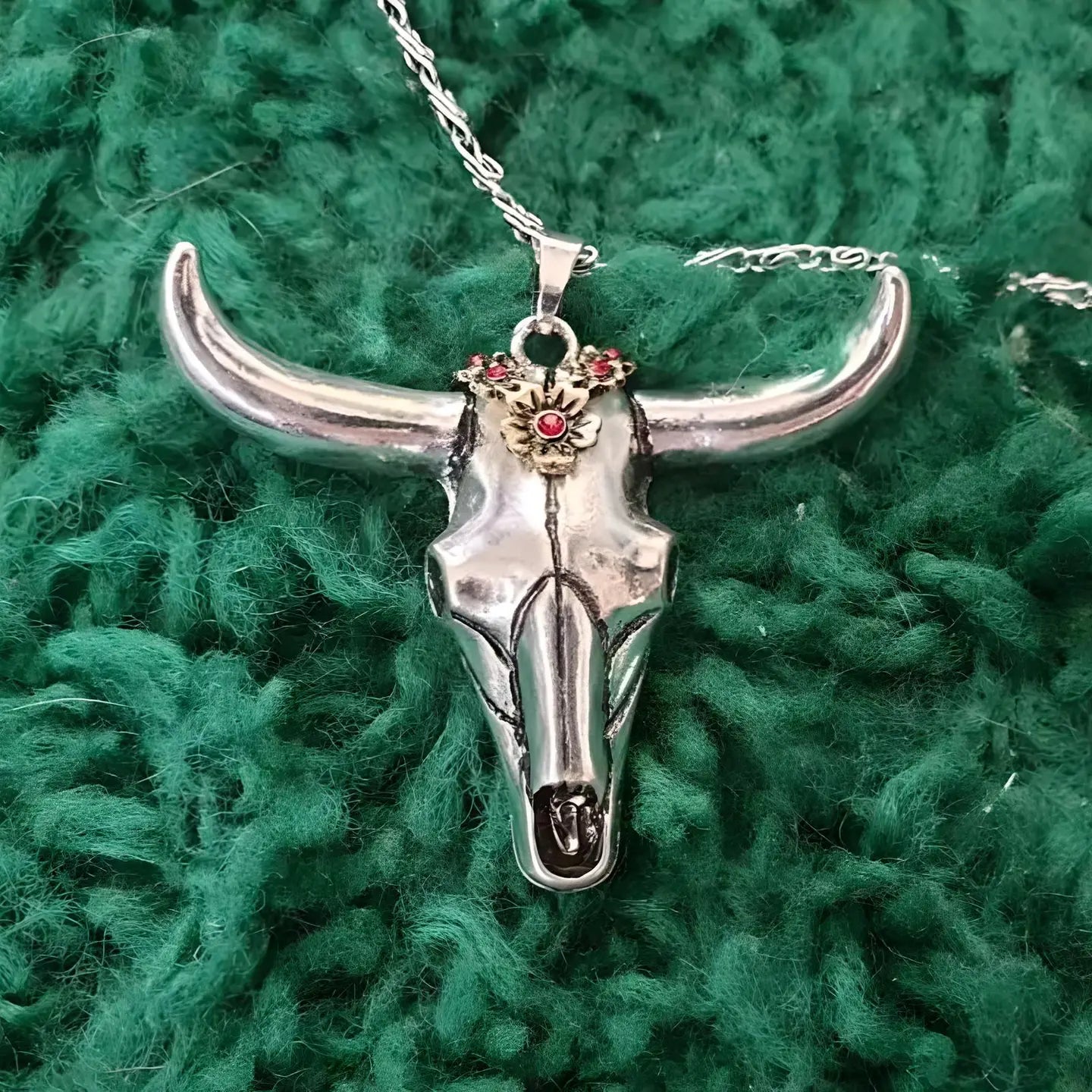 Boho-Halskette „Kuhschädel Silber