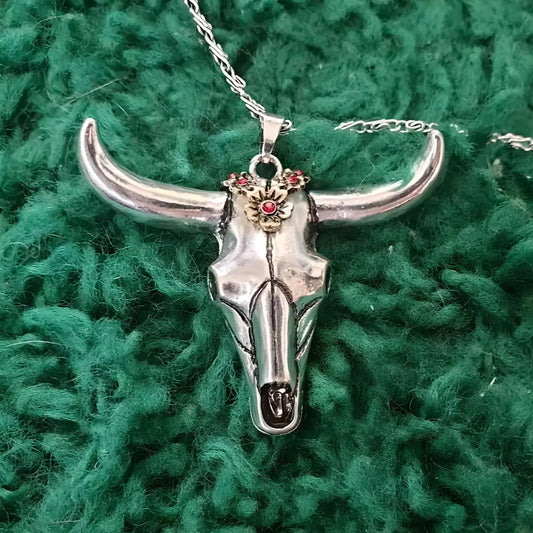 Boho-Halskette „Kuhschädel Silber